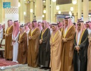 أمير منطقة الرياض يؤدي صلاة الميت على سعد السديري