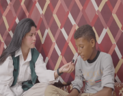 الإعلامية “سونيا الزغلول” تستعرض قصة طفل يمني فقد يده إثر انفجار لغم (فيديو)