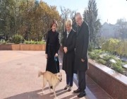بالفيديو.. رئيس دولة أوروبية يتعرض لـ”عضة كلب”