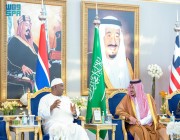رئيس جمهورية جامبيا يصل الرياض وفي مقدمة مستقبليه نائب أمير المنطقة