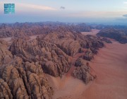 صحراء “حسمى” برمالها الحمراء وجبالها المنحوتة تُضفي جمالاً طبيعيًا وبُعدًا جيولوجيًا لمنطقة تبوك