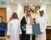 أمير نجران يسلّم المواطن الصيعري وسام الملك عبدالعزيز من الدرجة الثالثة