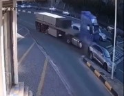 ‏بالفيديو .. لحظة إصطدام شاحنة بسيارة صغيرة في رغدان بالباحة