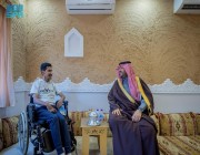 الأمير فيصل بن خالد بن سلطان يزور مواطن برفحاء أصيب بشلل رباعي جراء حادث مروري ويوجه بعلاجه