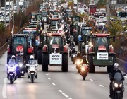 المزارعون الفرنسيون يمددون إغلاق الطرق قبل اجتماع مهم مع رئيس الوزراء