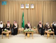 نائب أمير منطقة مكة المكرمة يستقبل عددًا من العلماء والمشايخ والأهالي