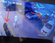 بالفيديو .. ‏قائدة مركبة تفقد السيطرة وتدهس عدة فتيات أثناء جلوسهن أمام محل تجاري