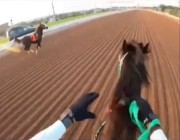 بالفيديو .. ‏فارس يشاركنا لحظة سيطرته على حصان خرج عن السيطرة قبل السباق 🏇