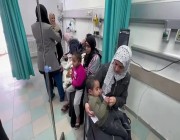 أكبر مستشفى بخان يونس ينازع.. وإسرائيل “اعتقلنا 100 فيه”
