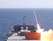 إيران تطلق صواريخ بعيدة المدى من سفينة في خليج عمان