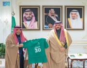 الأمير فيصل بن خالد بن سلطان يتسلم تقريرًا عن حملة “امش 30” في الحدود الشمالية