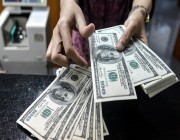 الدولار يحوم قرب ذروته في 3 أشهر مع تضاؤل ​​الرهانات على خفض الفائدة