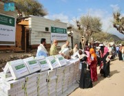 مركز الملك سلمان للإغاثة يوزع 6.000 كرتون تمر في مديرية عتيق بمحافظة شبوة