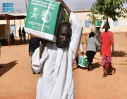 مركز الملك سلمان للإغاثة يوزع 870 سلة غذائية في محليتي كرري وأمبدة بولاية الخرطوم في جمهورية السودان