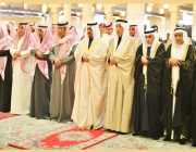 نائب أمير الرياض يؤدي صلاة الميت على الأميرة هيا بنت سعود بن محمد.. صور