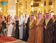 نائب أمير الرياض يؤدي صلاة الميت على سمو الأمير مشاري بن مقرن بن محمد بن مقرن