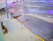 فيديو ..  لحظة سقوط طفلة مواطن من الدور الرابع في عفيف و نجاتها