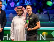 تركي آل الشيخ يتوج روني أوسوليفان بكأس بطولة ماستر العالم في السنوكر في موسم الرياض