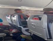راكب يحاول “فتح” باب طائرة بالجو بأمريكا