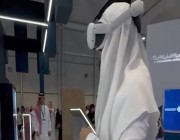 شخص يجرب رقصة العرضة بتقنية الـ PR في معرض السعودية الرقمية .. فيديو