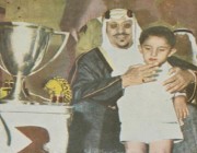 صورة قديمة للملك سعود برفقة طفل صغير