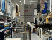 ضبط رتب وأنواط عسكرية وشعارات مخالفة في محال بيع وخياطة ملابس عسكرية بمنطقة الرياض