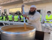 عبدالله الدخيل.. مواطن من الرس يقدم الفول والخبز مجانا طوال شهر رمضان منذ 5 سنوات