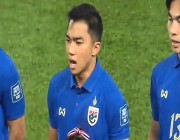 مدرب المنتخب التايلاندي يقع في موقف محرج بسبب النشيد الوطني .. فيديو