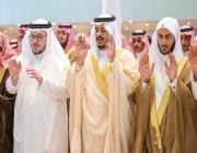 نائب أمير منطقة الرياض يؤدي صلاة الميت على الشيخ عبدالله القصير -رحمه الله-
