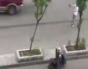 بسبب خيانة حبيبته له .. شاب يطلق النار بشكل عشوائي على المارة في بيروت .. فيديو