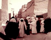 صورة قديمة لأهالي الرياض بعد خروجهم من صلاة العيد