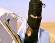صورة نادرة لامرأة من بادية صحراء الربع الخالي مع سلاحها قبل 21 عامًا