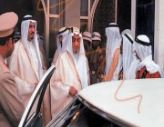 صورة نادرة لحظة خروج الملك فيصل من مبنى إمارة الرياض