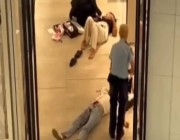 قتل 5 أشخاص.. رجل يثير الرعب في مركز تسوق