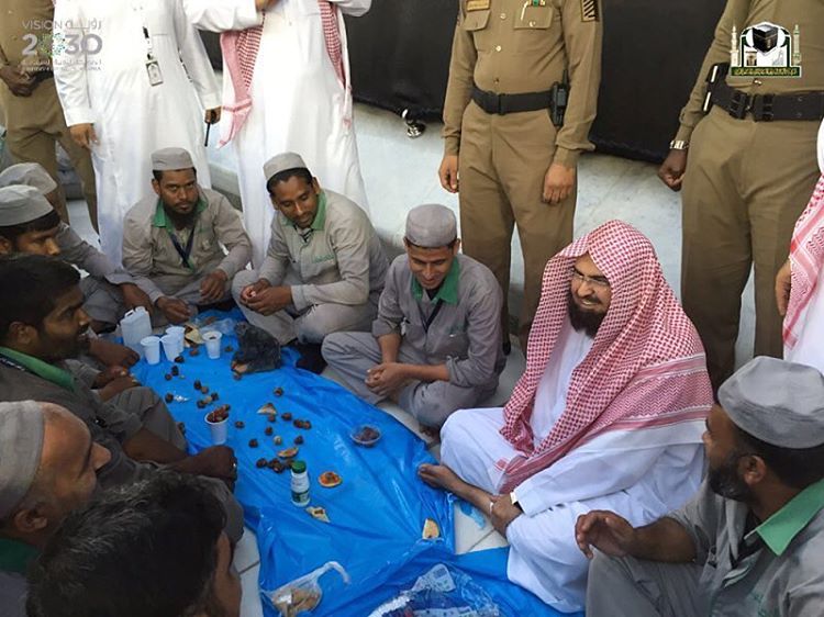 صور الشيخ السديس يتناول وجبة الإفطار مع العاملين تقديرا لجهودهم