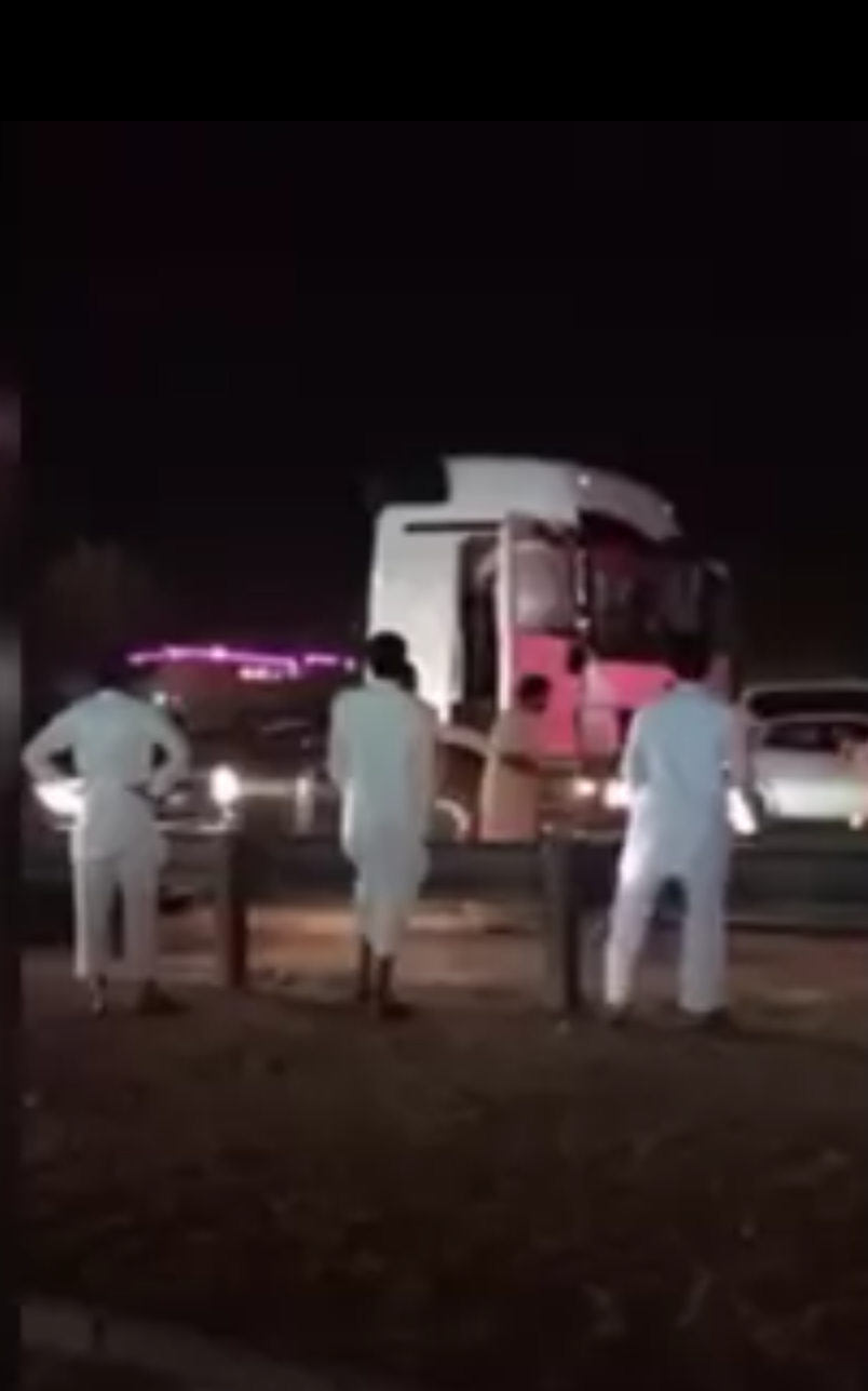 فيديو لسائق تريلة لحظة صدمه السيارات وهروبه ومطاردته ولحظة القبض عليه