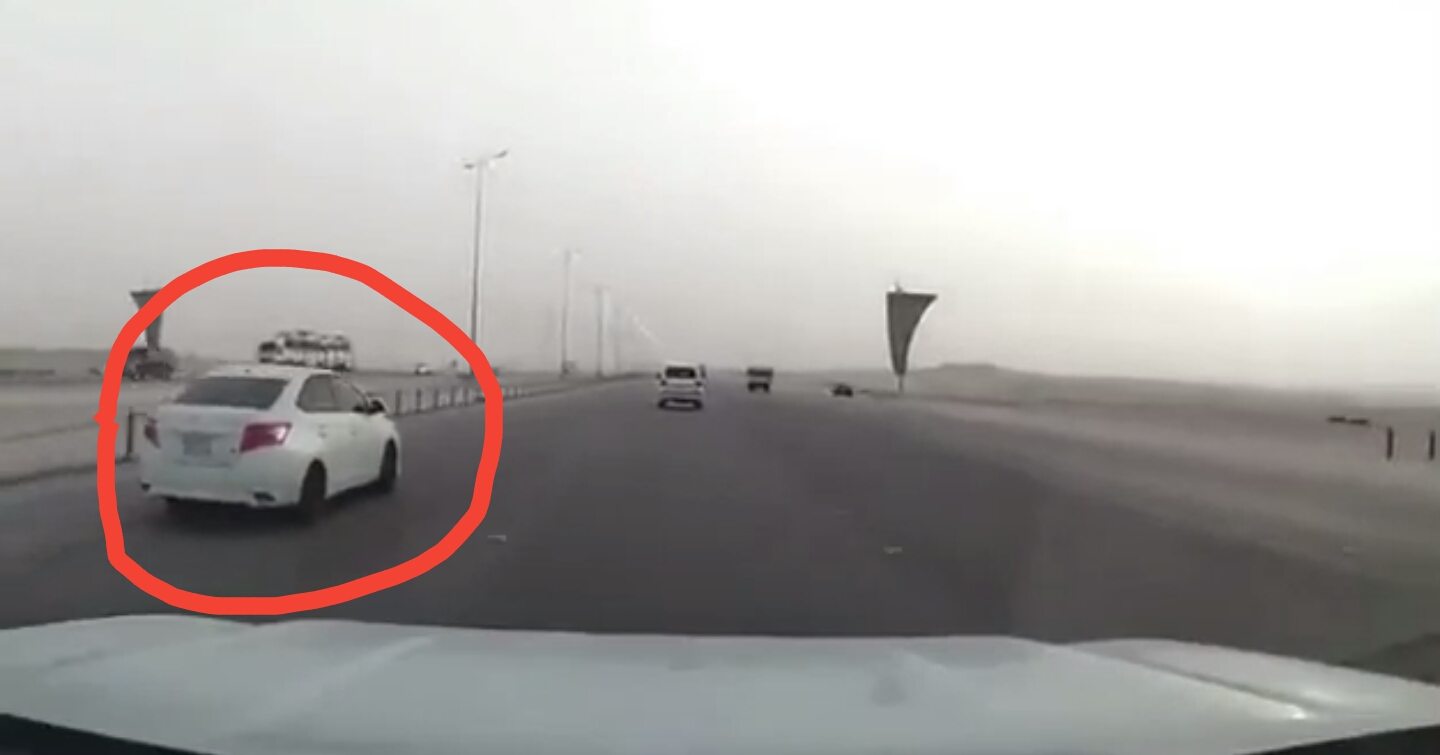 شاب سعودي مركب كاميرا بالسيارة يوثق مشهد خطير بالطريق السريع