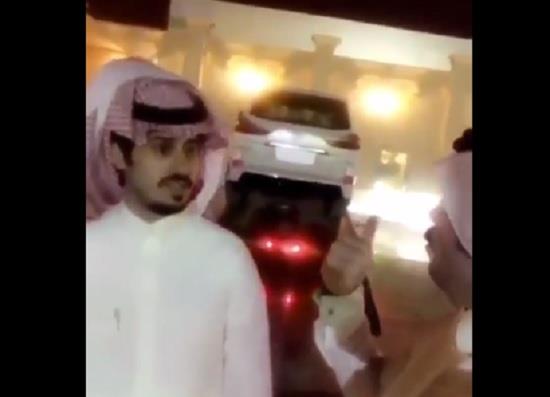 بالفيديو.. “منقذ المحطة” يتسلم هدية أمير الرياض