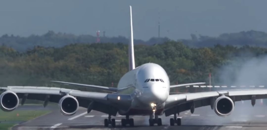 شاهد.. لحظة هبوط مرعب لأكبر طائرة ركاب في العالم تابعة للخطوط الإماراتية