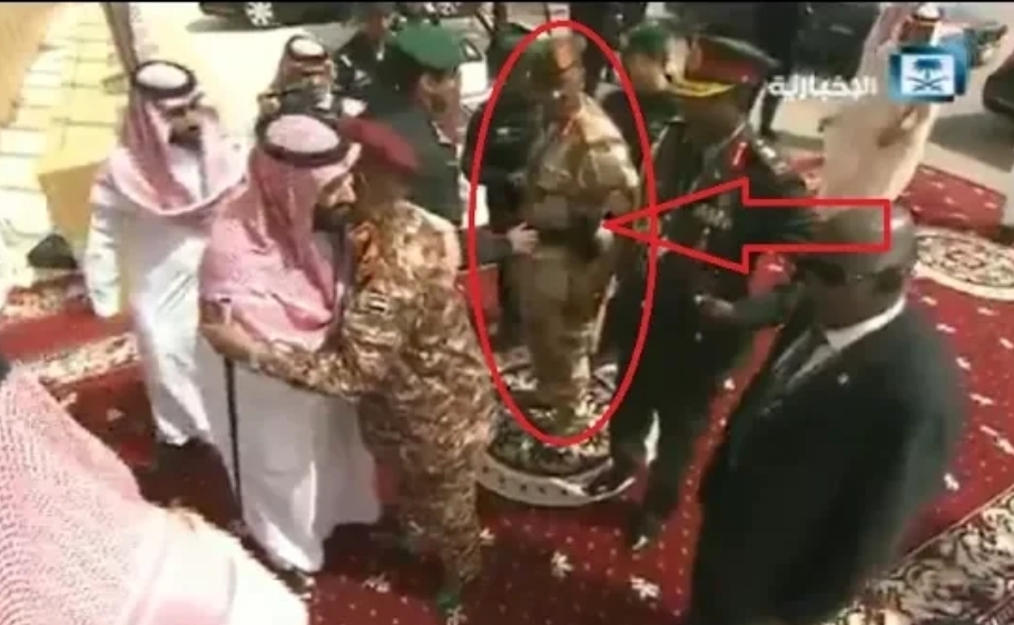 شاهد نزع سلاح مرافق الرئيس السوداني لحظة استقبال محمد بن سلمان