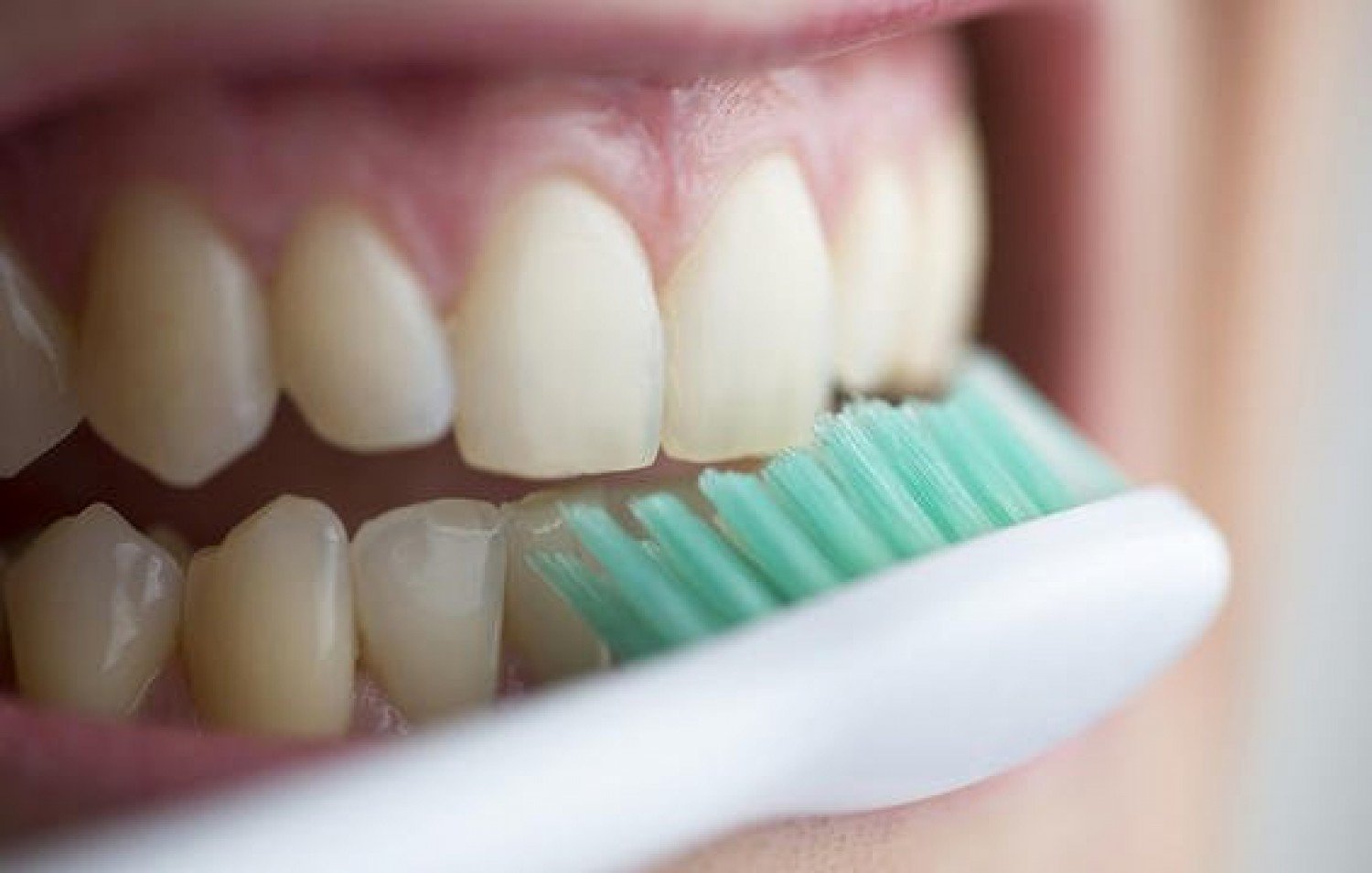 5 عادات يومية تجعل أسنانك صفراء.. تجنبها