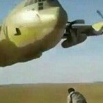 بالفيديو طائرة سعودية تحلق بشكل منخفض على سطح الأرض في اليمن