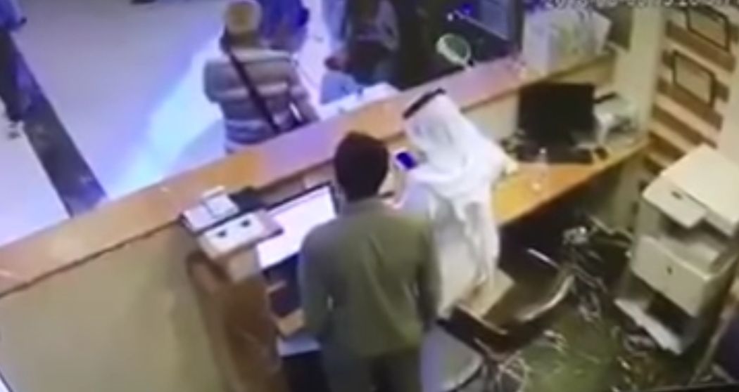 ممرض «عاطل» ينقذ حاجًا تركيًا تعرض لاختناق وسقط مغشيًا عليه (فيديو)