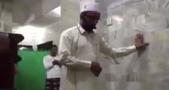 بالفيديو.. إمام مسجد يكمل الصلاة رغم شدة الزلزال