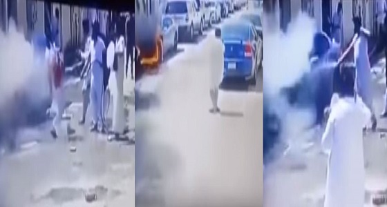 بالفيديو.. مواطن شهم يغامر بحياته لإنقاذ عائلة من حريق نشب بسيارة أمام منزلهم