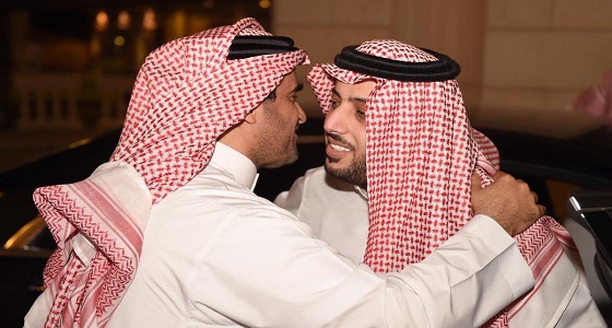 بالصور.. رئيس الشباب يحتفي بعودة آل الشيخ من رحلته العلاجية في منزله