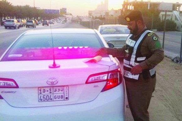 شاهد.. “المرور السري” يطيح بمتهورين يقودون سيارات بدون لوحات بسرعة عالية في الرياض