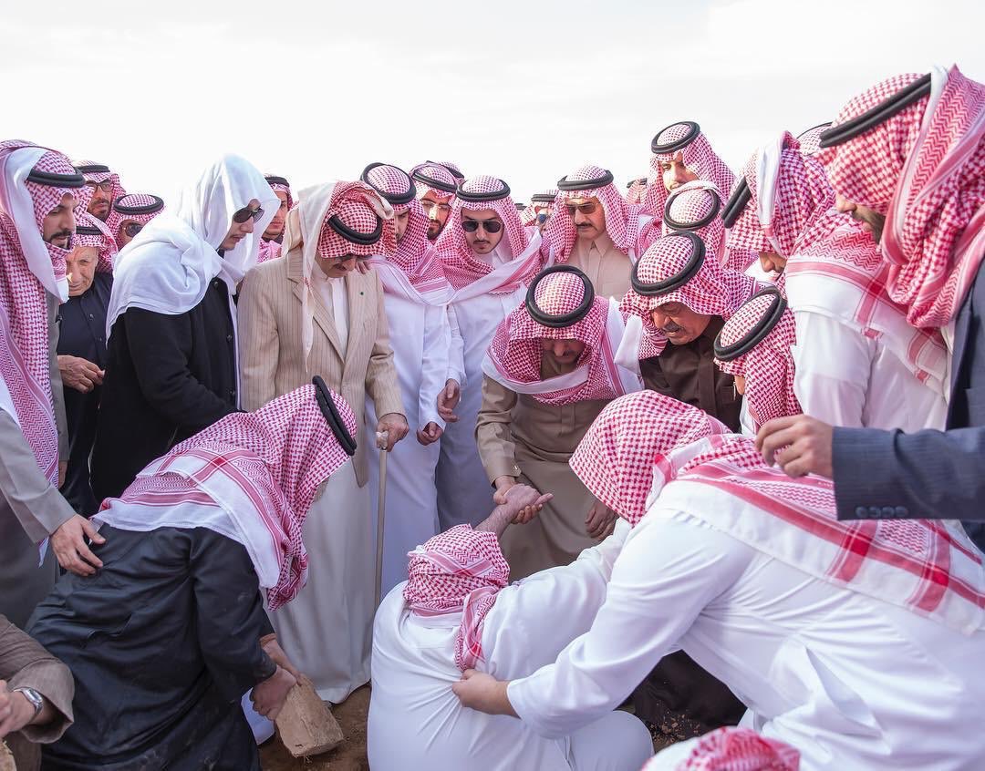 لقطات مؤثرة في تشييع ودفن الأمير طلال بن عبدالعزيز في مقبرة العود