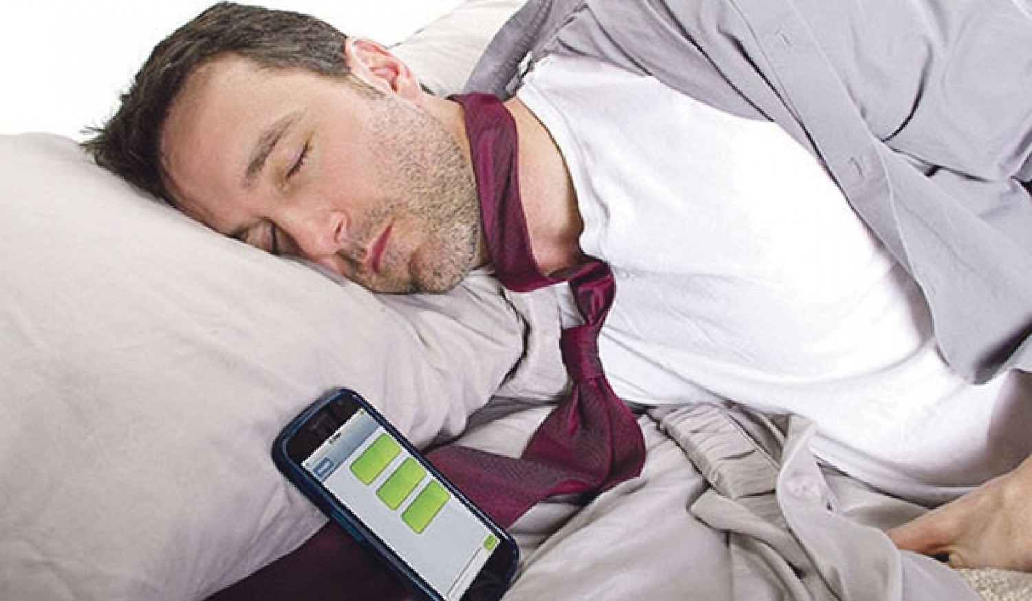 11 نصيحة لحماية هاتفك من الانفجار أثناء نومك