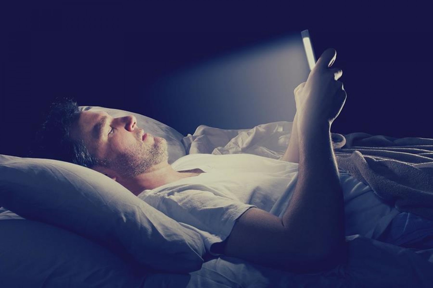 3 نصائح لتفادي أضرار تصفح الجوال قبل النوم